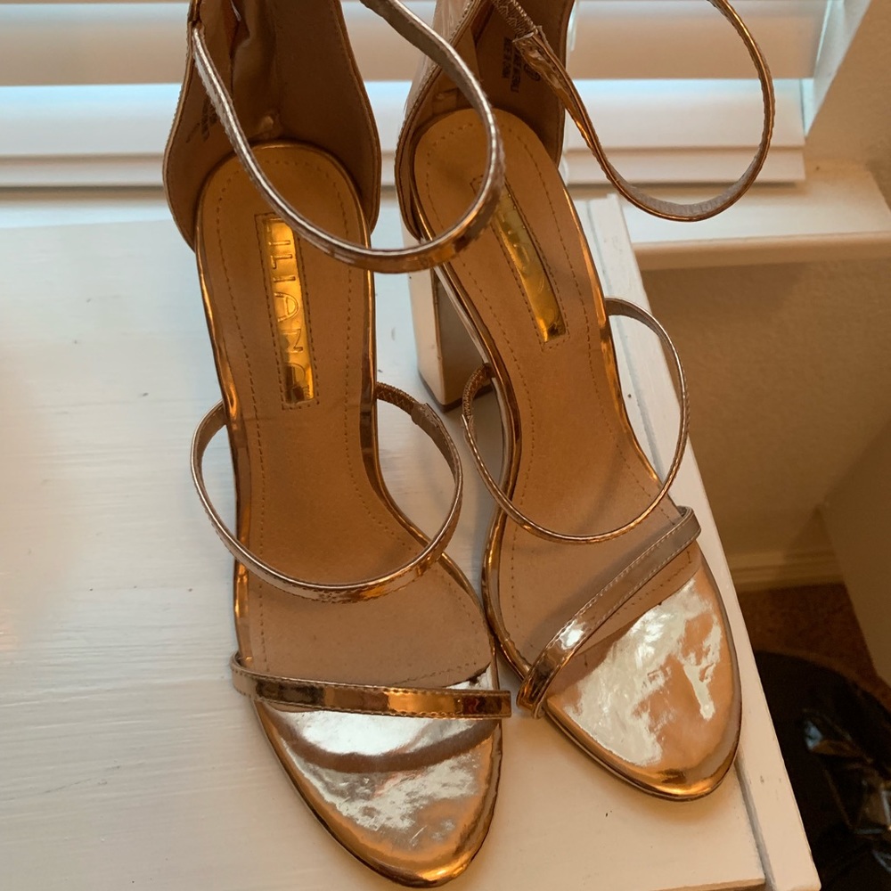 LIKE NEW ROSE GOLD HEELS